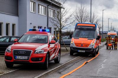 Denkendorf: Lueftungsanlagenbrand in einer Firma loest Grosseinsatz aus.
